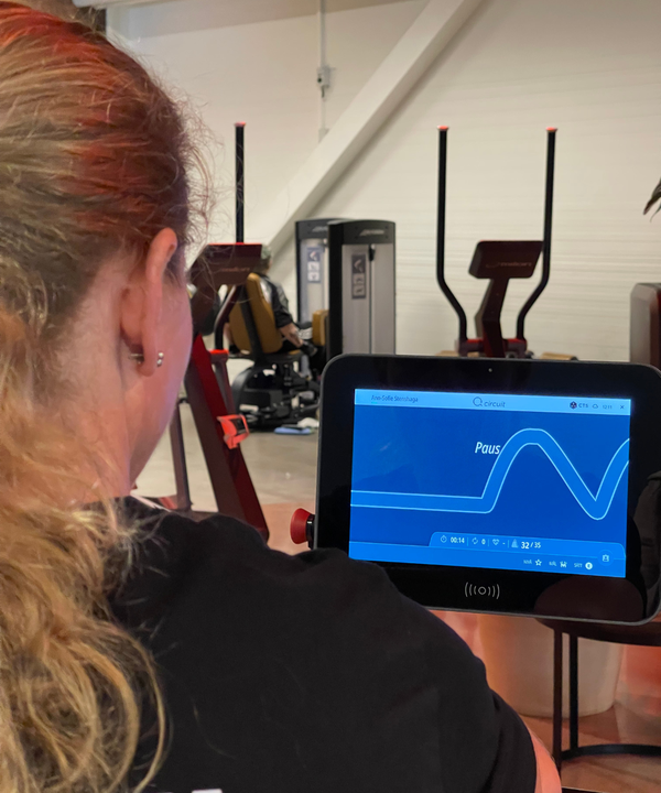 Person tränar på Milon Q-cirkel